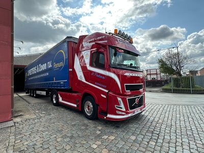 Tekno Tekno Volvo Aero Globetrotter XL 4x2 with 3-axle tautliner PEETERS