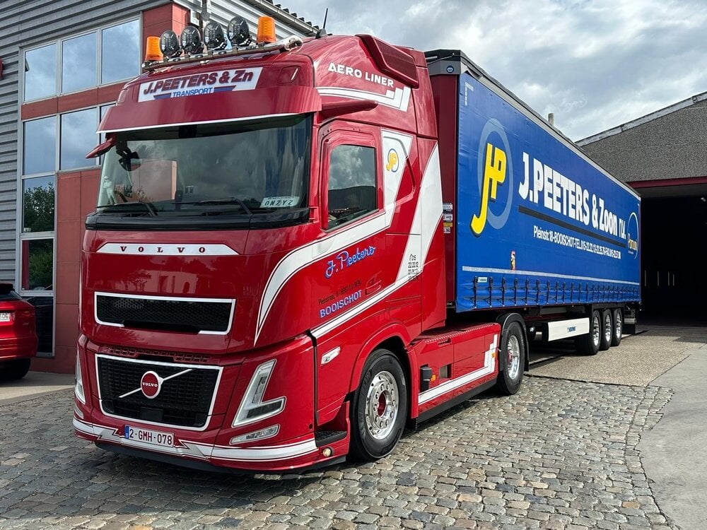 Tekno Tekno Volvo Aero Globetrotter XL 4x2 with 3-axle tautliner PEETERS