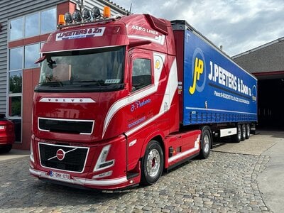 Tekno Tekno Volvo Aero Globetrotter XL 4x2 with 3-axle tautliner PEETERS