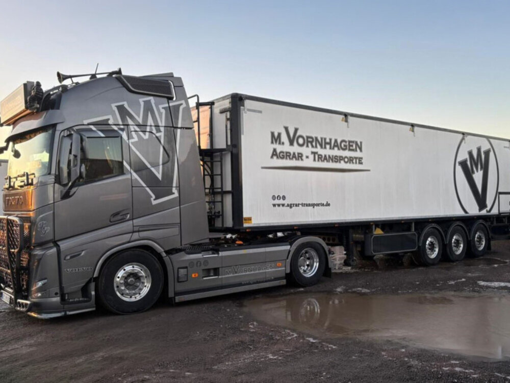 WSI WSI Volvo FH5 Globetrotter XL 4x2 with 3-axle Belt trailer VORNHAGEN