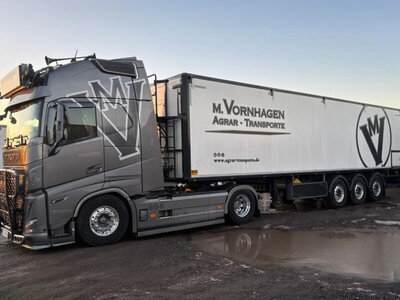 WSI WSI Volvo FH5 Globetrotter XL 4x2 with 3-axle Belt trailer VORNHAGEN