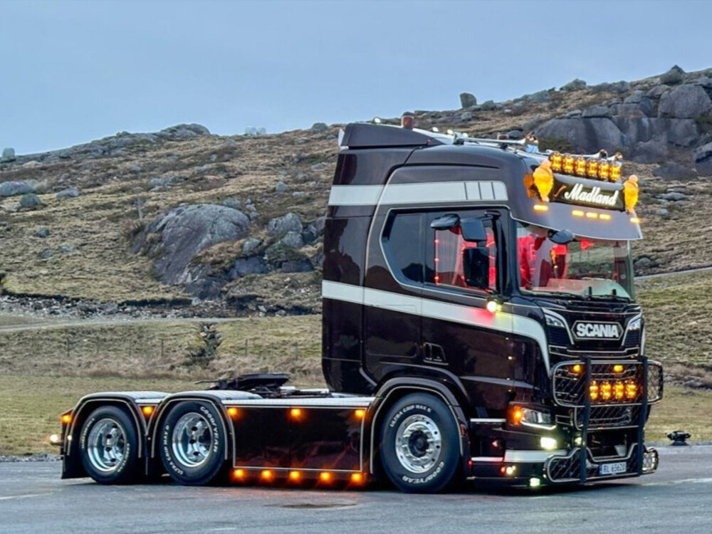WSI WSI Scania R Highline 6x2 MADLAND