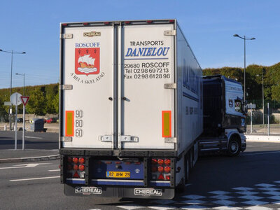 WSI WSI Scania 4-serie Topline 4x2 met 3-assige koeloplegger DANIELOU