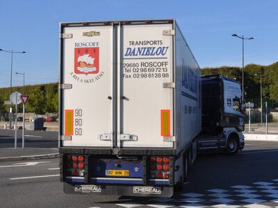 WSI WSI Scania 4-serie Topline 4x2 with 3-axle reefer trailer DANIELOU