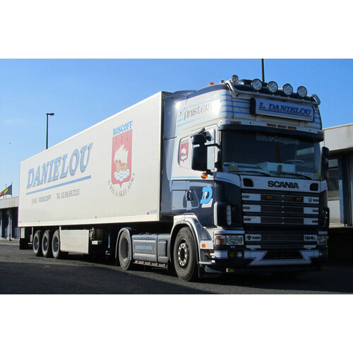 WSI WSI Scania 4-serie Topline 4x2 met 3-assige koeloplegger DANIELOU