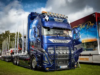 Tekno Tekno Volvo FH16 Globetrotter XL rigid truck with wood trailer EDS TRAFAKT