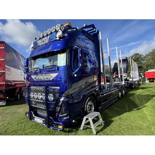Tekno Tekno Volvo FH16 Globetrotter XL rigid truck with wood trailer EDS TRAFAKT