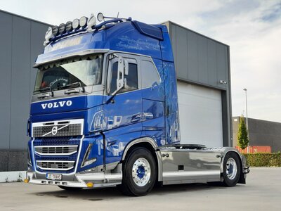 Tekno Tekno Volvo FH05 Globetrotter XL 4x2 JT TRANS