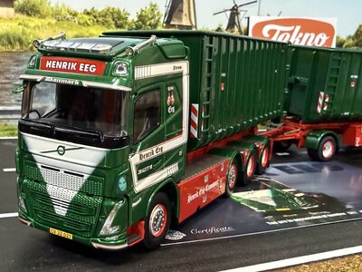 Tekno Tekno Volvo FH05 Globetrotter hooklift with trailer HENDRIK EEG