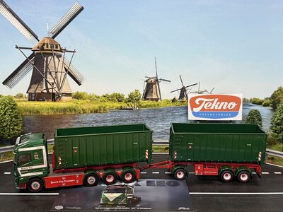 Tekno Tekno Volvo FH05 Globetrotter hooklift with trailer HENDRIK EEG