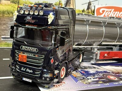 Tekno Tekno Scania R -serie Topline 4x2 riged truck wit 3-axle tank trailer SL LOGISTICS