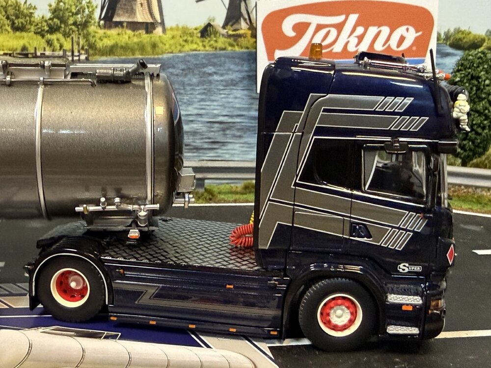 Tekno Tekno Scania R -serie Topline 4x2 trekker met 3 assige tankoplegger SL LOGISTICS