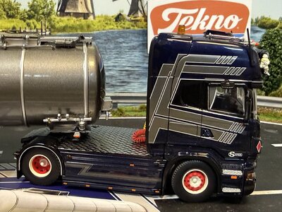 Tekno Tekno Scania R -serie Topline 4x2 riged truck wit 3-axle tank trailer SL LOGISTICS