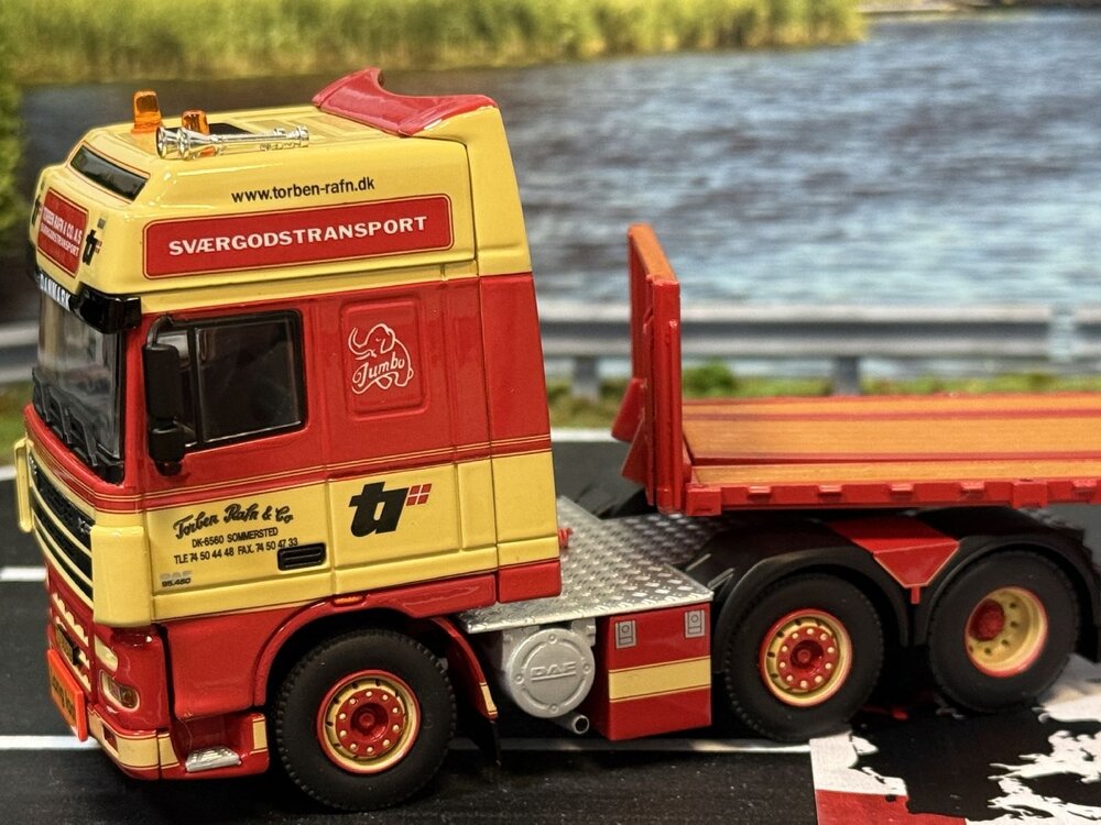 WSI WSI DAF XF 95 Super Space Cab 6x2  met 3-assige steenoplegger TORBEN RAFN