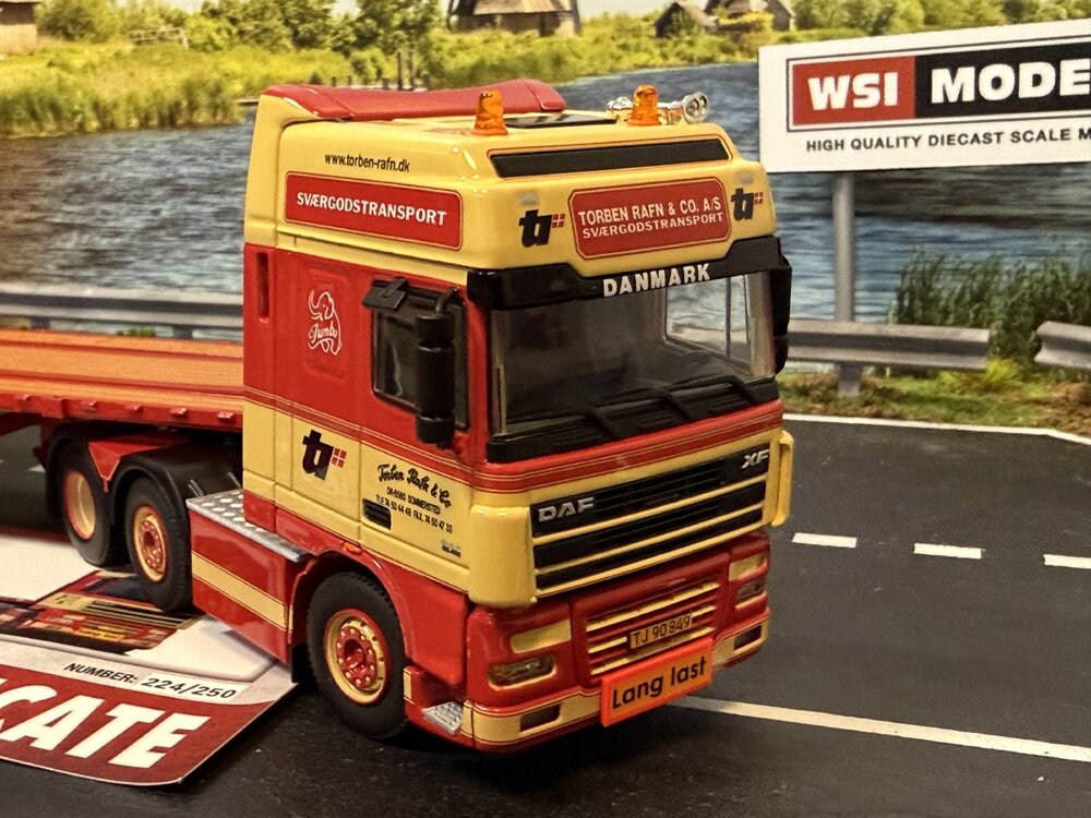 WSI WSI DAF XF 95 Super Space Cab 6x2  met 3-assige steenoplegger TORBEN RAFN