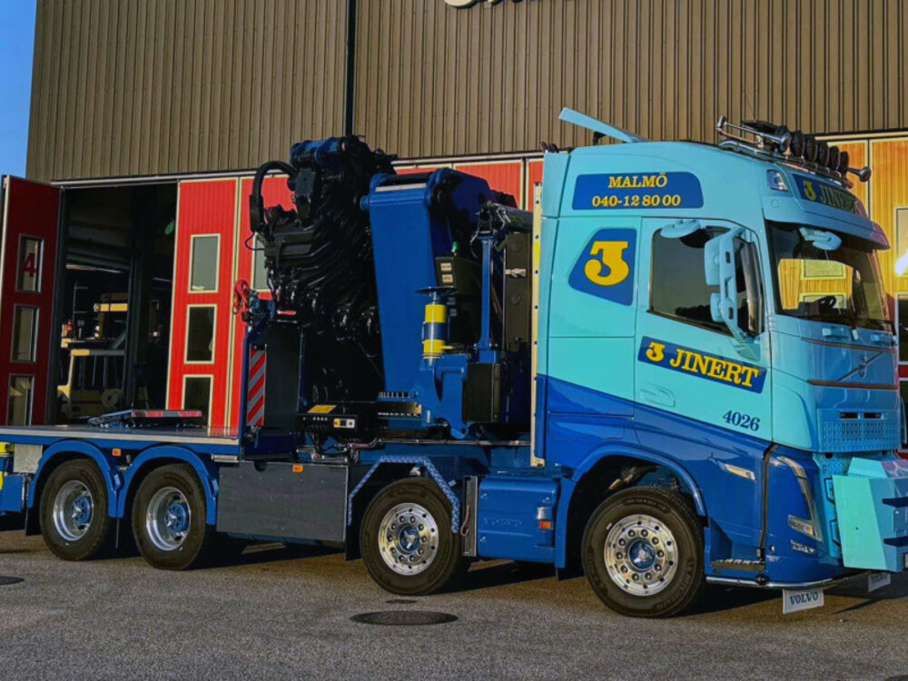 WSI WSI Volvo FH5 Globetrotter Riged flatbed truck 8x4 with  palfinger PK 165.002 tec 7 + jib JINERT