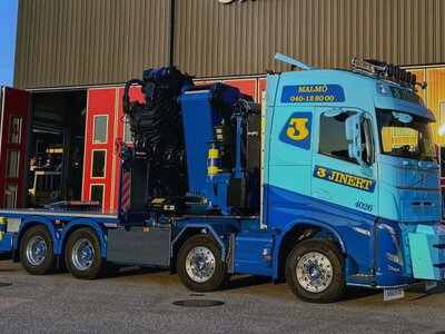 WSI WSI Volvo FH5 Globetrotter Riged flatbed truck 8x4 with  palfinger PK 165.002 tec 7 + jib JINERT