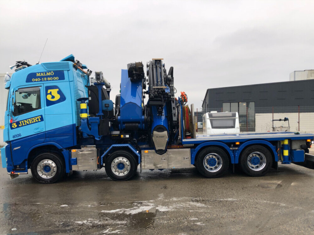 WSI WSI Volvo FH5 Globetrotter Riged flatbed truck 8x4 with  palfinger PK 165.002 tec 7 + jib JINERT