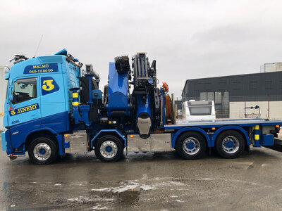 WSI WSI Volvo FH5 Globetrotter Riged flatbed truck 8x4 with  palfinger PK 165.002 tec 7 + jib JINERT