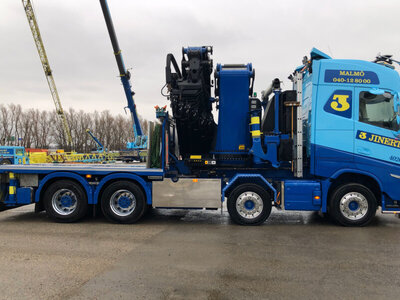 WSI WSI Volvo FH5 Globetrotter Riged flatbed truck 8x4 with  palfinger PK 165.002 tec 7 + jib JINERT