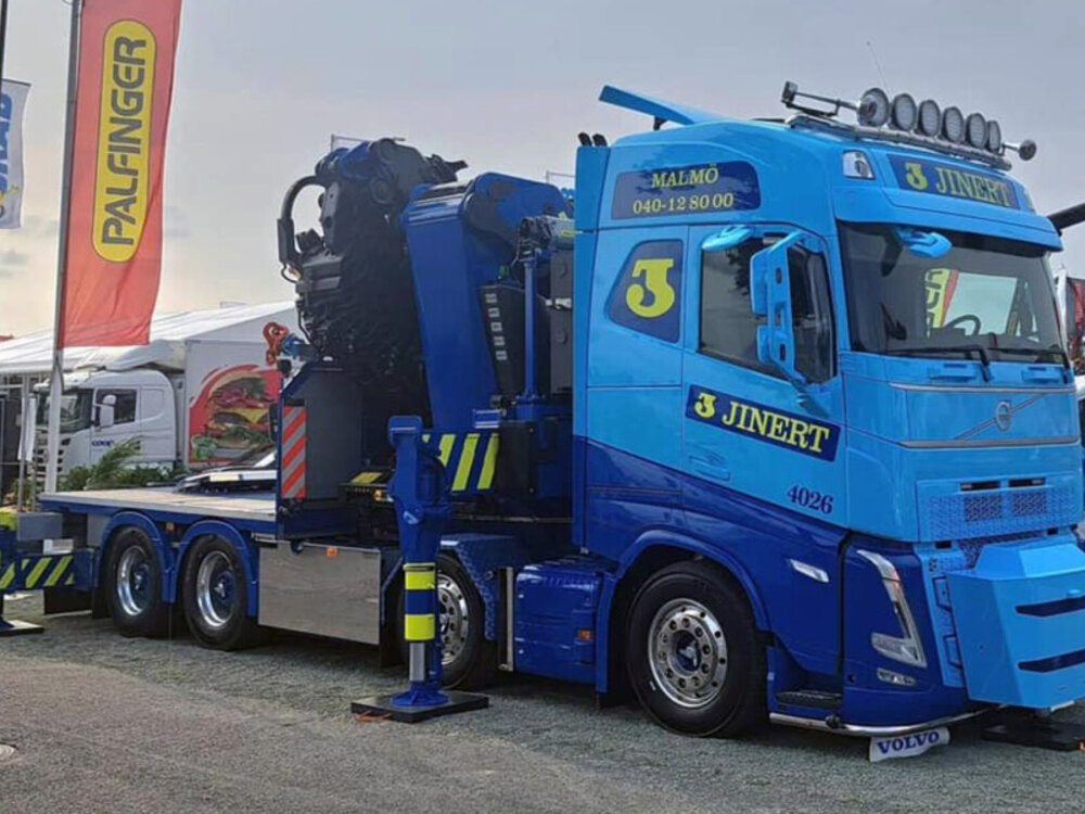 WSI WSI Volvo FH5 Globetrotter Riged flatbed truck 8x4 with  palfinger PK 165.002 tec 7 + jib JINERT