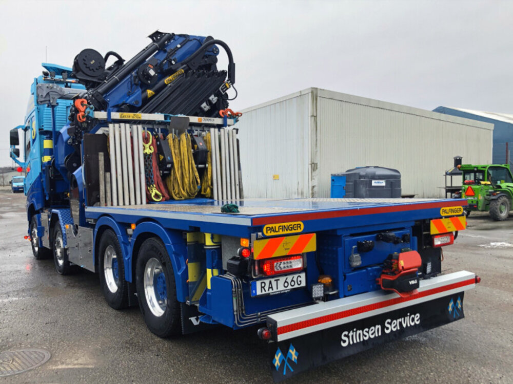 WSI WSI Volvo FH5 Globetrotter Riged flatbed truck 8x4 with  palfinger PK 165.002 tec 7 + jib JINERT