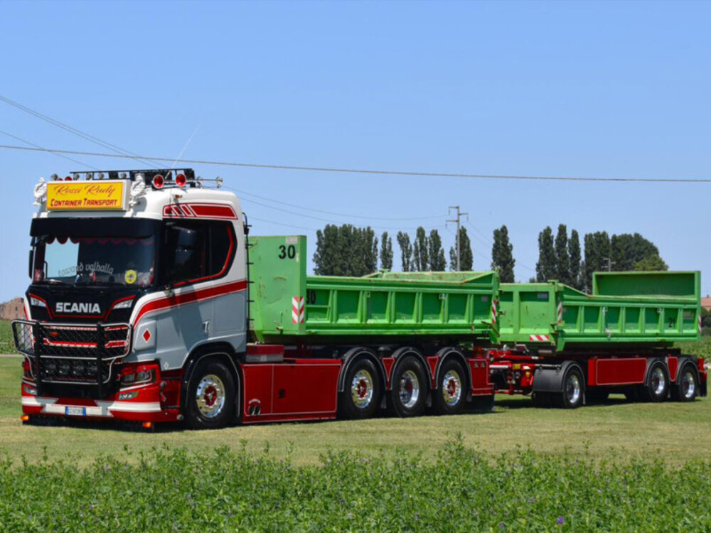WSI WSI Scania S Normal 8x2 motorwagen met haakarm systeem met 3-assige tridem haakarm container trailer+ 2x 15m3 container ROSSI RUDY CONTAINER TRANSPORT