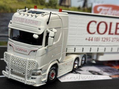 Tekno Tekno Scania Next Gen S-serie Highline met 3-assige schuifzeilen oplegger COLES & SONS "GREASE"