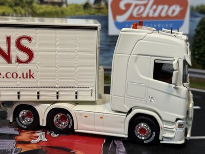 Tekno Tekno Scania Next Gen S-serie Highline met 3-assige schuifzeilen oplegger COLES & SONS "GREASE"
