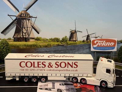 Tekno Tekno Scania Next Gen S-serie Highline met 3-assige schuifzeilen oplegger COLES & SONS "GREASE"