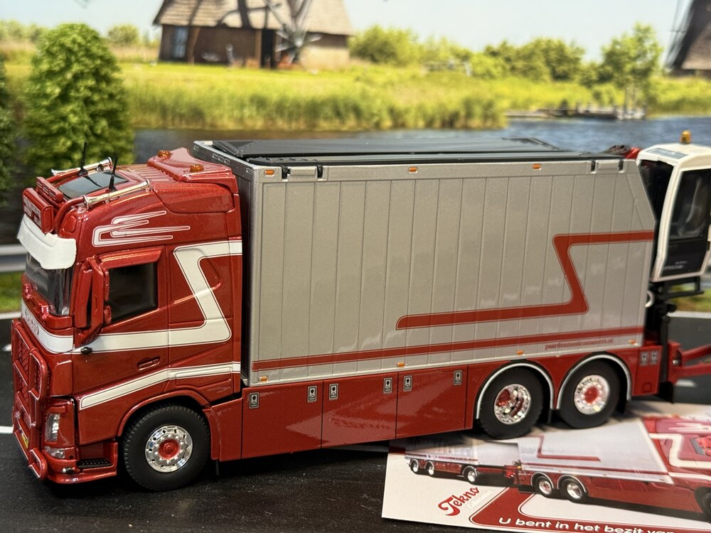 Tekno Tekno Volvo FH04 Globetrotter rigid truck with trailer + zamac opentop containers G & J VAN LEEUWEN