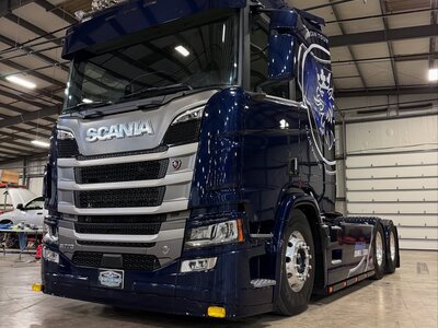 Tekno Tekno Scania NGR normaal dak 6x4 in kunststof display BRUCE WILSON