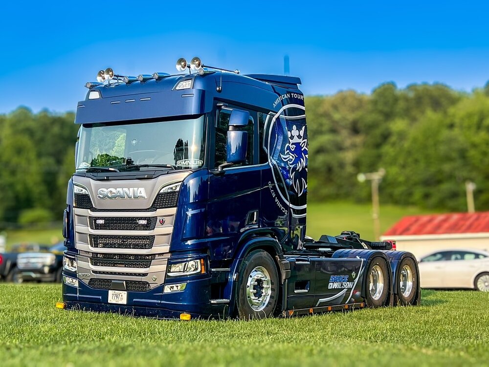 Tekno Tekno Scania NGR normaal dak 6x4 in kunststof display BRUCE WILSON