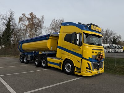 Tekno Tekno Volvo FH Aero Globetrotter 6x4  with 2-axle tipper DE PAOLA