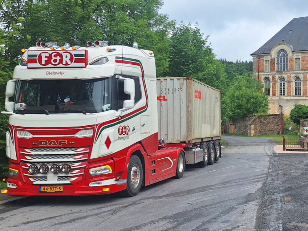 WSI WSI DAF XG+ 4x2 with 3-axle flex container trailer + 20ft container F&R TRANSPORT