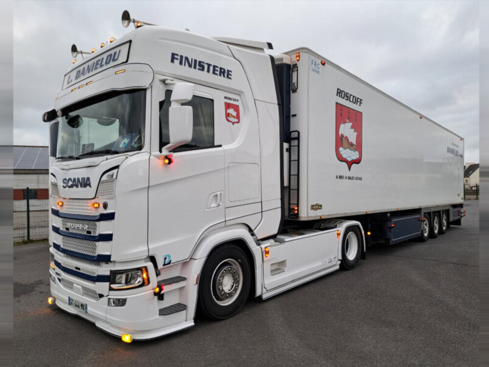 WSI WSI Scania S Highline with 3-axle reefer trailer  DANIELOU