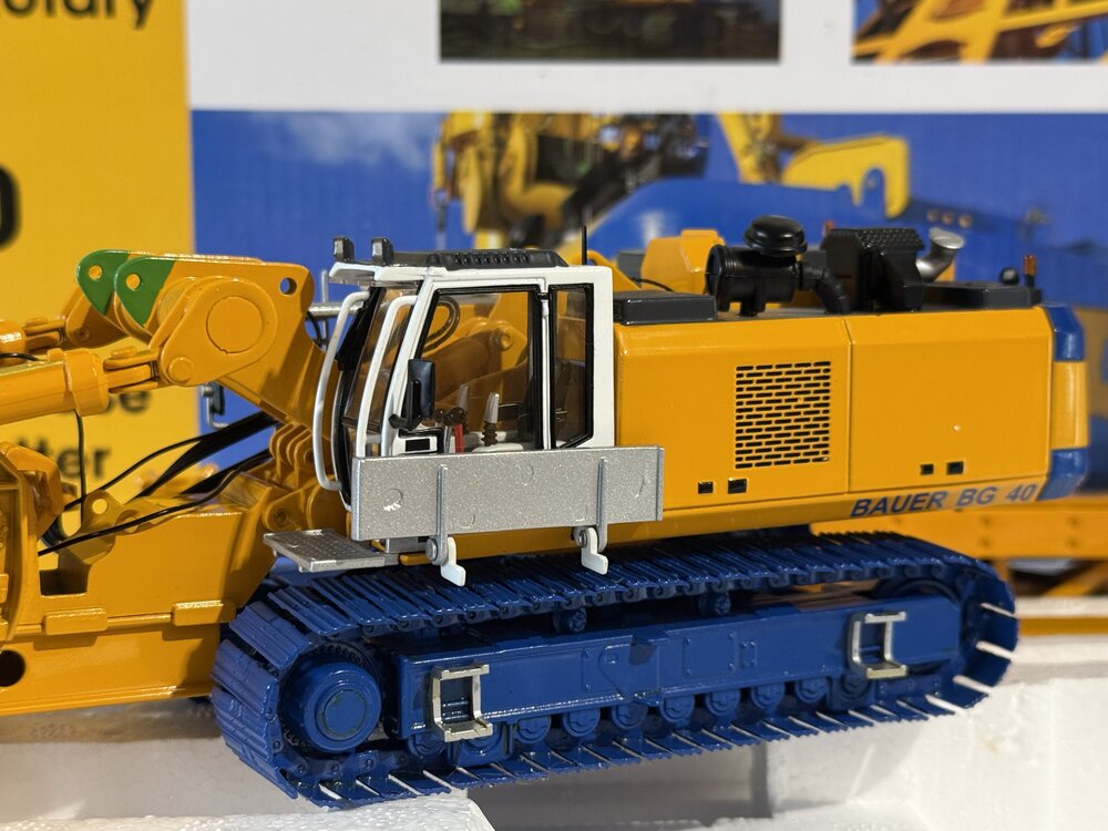 Bymo Bymo Scalemodels BAUER BG 40with BC40  DRILLING RIG