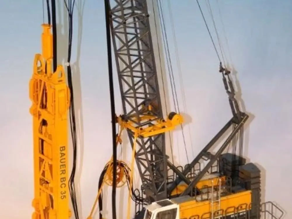Bymo Bymo Scalemodels BAUER MC96 with BC35  CRAWLER CRANE