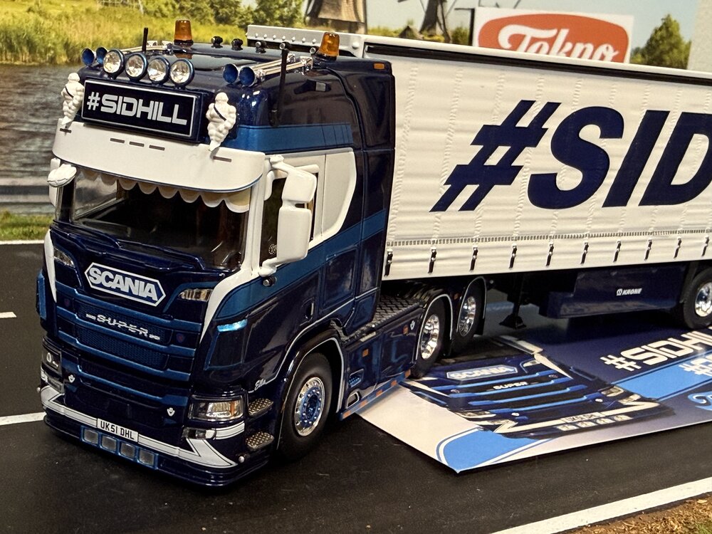Tekno Tekno Scania NGR Highline 6x2 met 3-assige schuifzeilen oplegger SID HILL