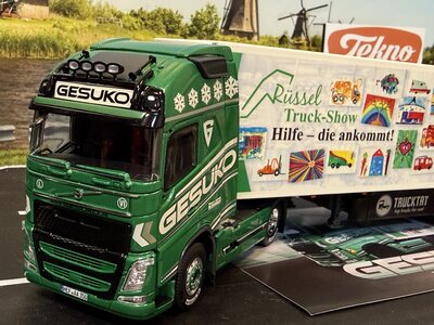 Tekno Tekno Volvo FH04 Globetrtotter met 3-assige koeloplegger GESUKO RUSSEL TRUCKSHOW