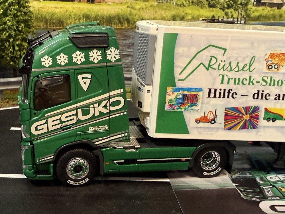 Tekno Tekno Volvo FH04 Globetrotter truck with 3-axle reefer trailer GESUKO RUSSEL TRUCKSHOW