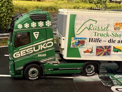 Tekno Tekno Volvo FH04 Globetrtotter met 3-assige koeloplegger GESUKO RUSSEL TRUCKSHOW