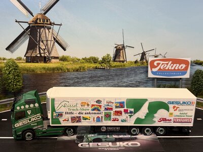 Tekno Tekno Volvo FH04 Globetrtotter met 3-assige koeloplegger GESUKO RUSSEL TRUCKSHOW