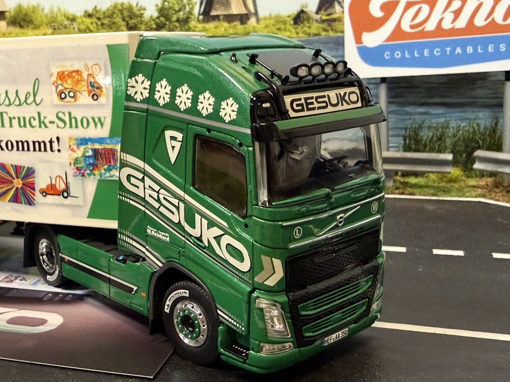 Tekno Tekno Volvo FH04 Globetrtotter met 3-assige koeloplegger GESUKO RUSSEL TRUCKSHOW