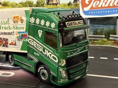 Tekno Tekno Volvo FH04 Globetrtotter met 3-assige koeloplegger GESUKO RUSSEL TRUCKSHOW