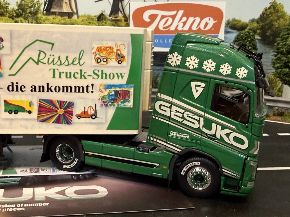 Tekno Tekno Volvo FH04 Globetrtotter met 3-assige koeloplegger GESUKO RUSSEL TRUCKSHOW
