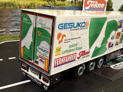 Tekno Tekno Volvo FH04 Globetrtotter met 3-assige koeloplegger GESUKO RUSSEL TRUCKSHOW