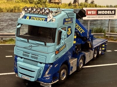 WSI WSI Volvo FH5 Globetrotter Riged flatbed truck 8x4 with  palfinger PK 165.002 tec 7 + jib JINERT