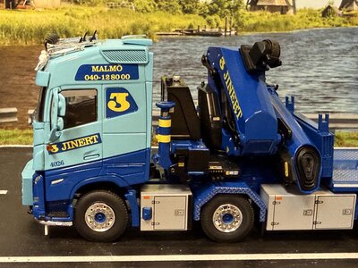 WSI WSI Volvo FH5 Globetrotter Riged flatbed truck 8x4 with  palfinger PK 165.002 tec 7 + jib JINERT