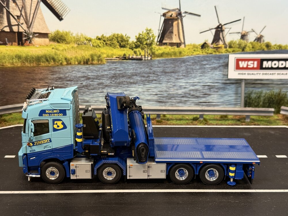 WSI WSI Volvo FH5 Globetrotter Riged flatbed truck 8x4 with  palfinger PK 165.002 tec 7 + jib JINERT